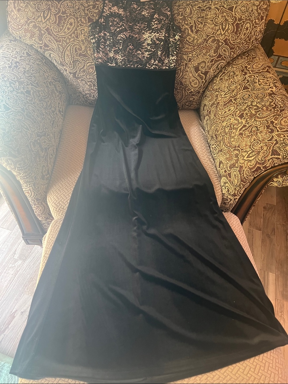 NWOT Night Way Collections Black Sequin Bodice and velvet gown. Size 6